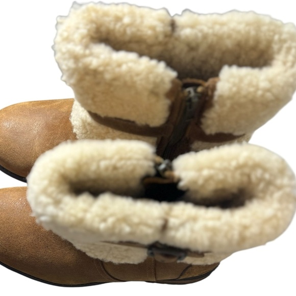 UGG Blayre II leather all weather zip on boots. - Picture 9 of 17